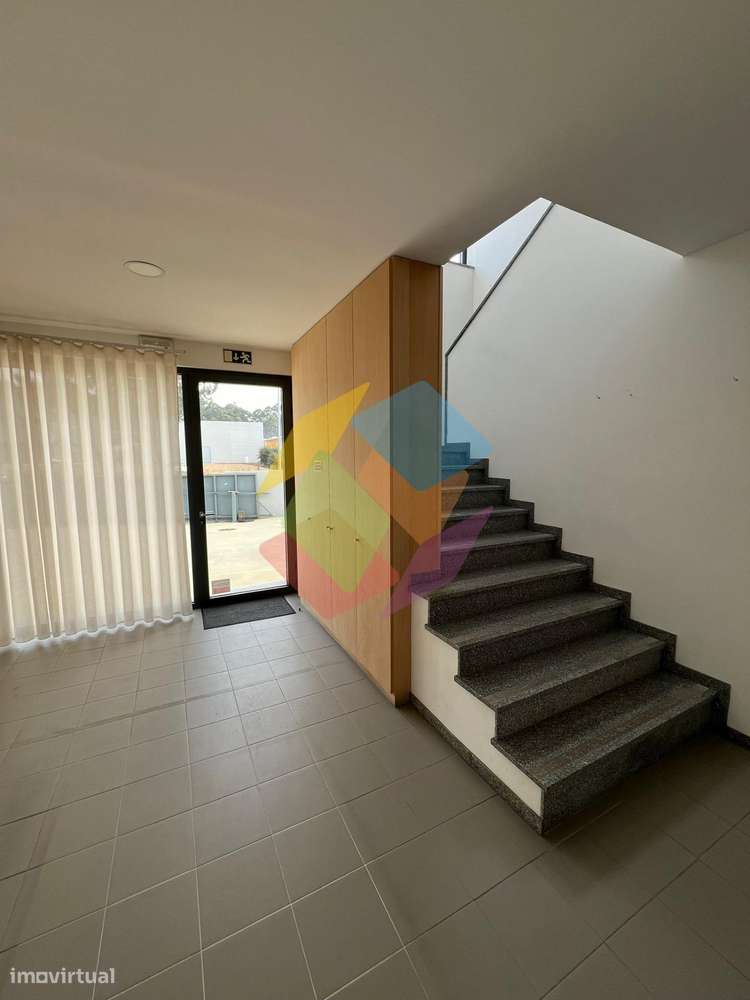 Pavilhão Empresarial Pronto a Utilizar – Fiães!-10