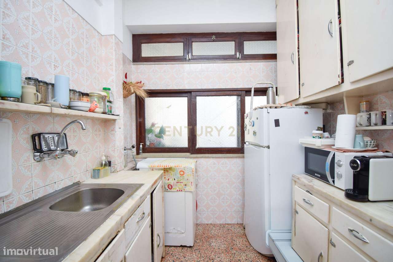 Apartamento T2 em zona central, inserido em prédio com 2 elevadores e-11