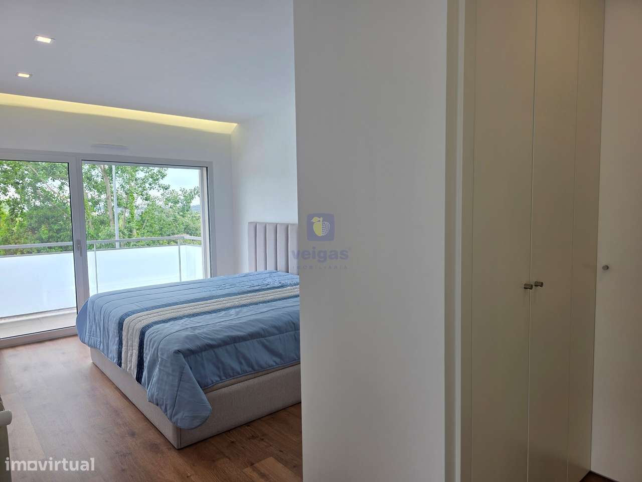 Apartamento semi-novo, T2, 2 WC, box p/ 2 carros e arrumos, em Leiria-19