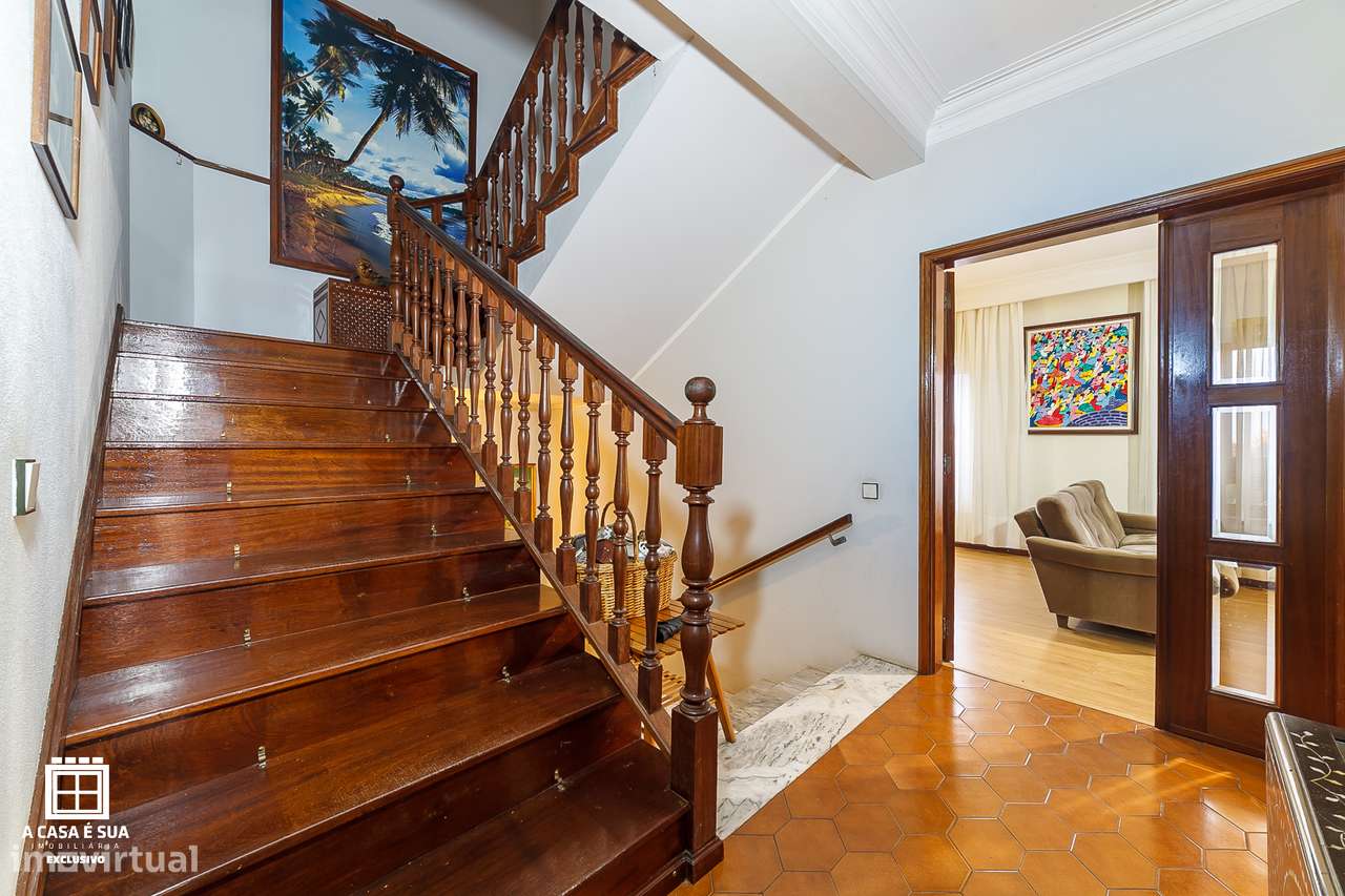 Moradia T4 de três frentes em Baguim do Monte - Exclusivo-14