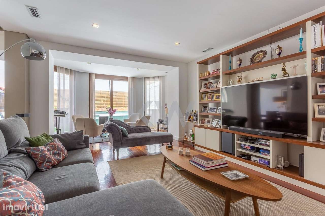 T4 Avenidas Novas com jardim e piscina - Grande imagem: 2/26