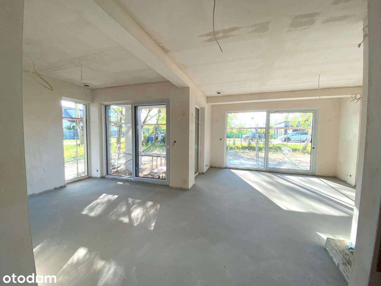 Duży bliźniak łączony 2-stan. garażem, niedaleko szkoła oraz trasy S7-7