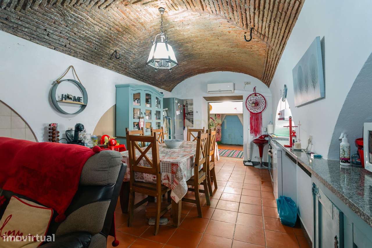 Rés-do-Chão de Moradia T4 com 4 suítes no centro de Mourão - Alentejo-23