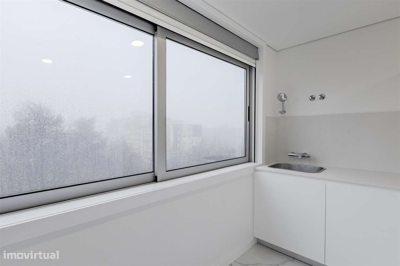 Apartamento T3 Renovado com Varandas na Avenida da Boavista-13