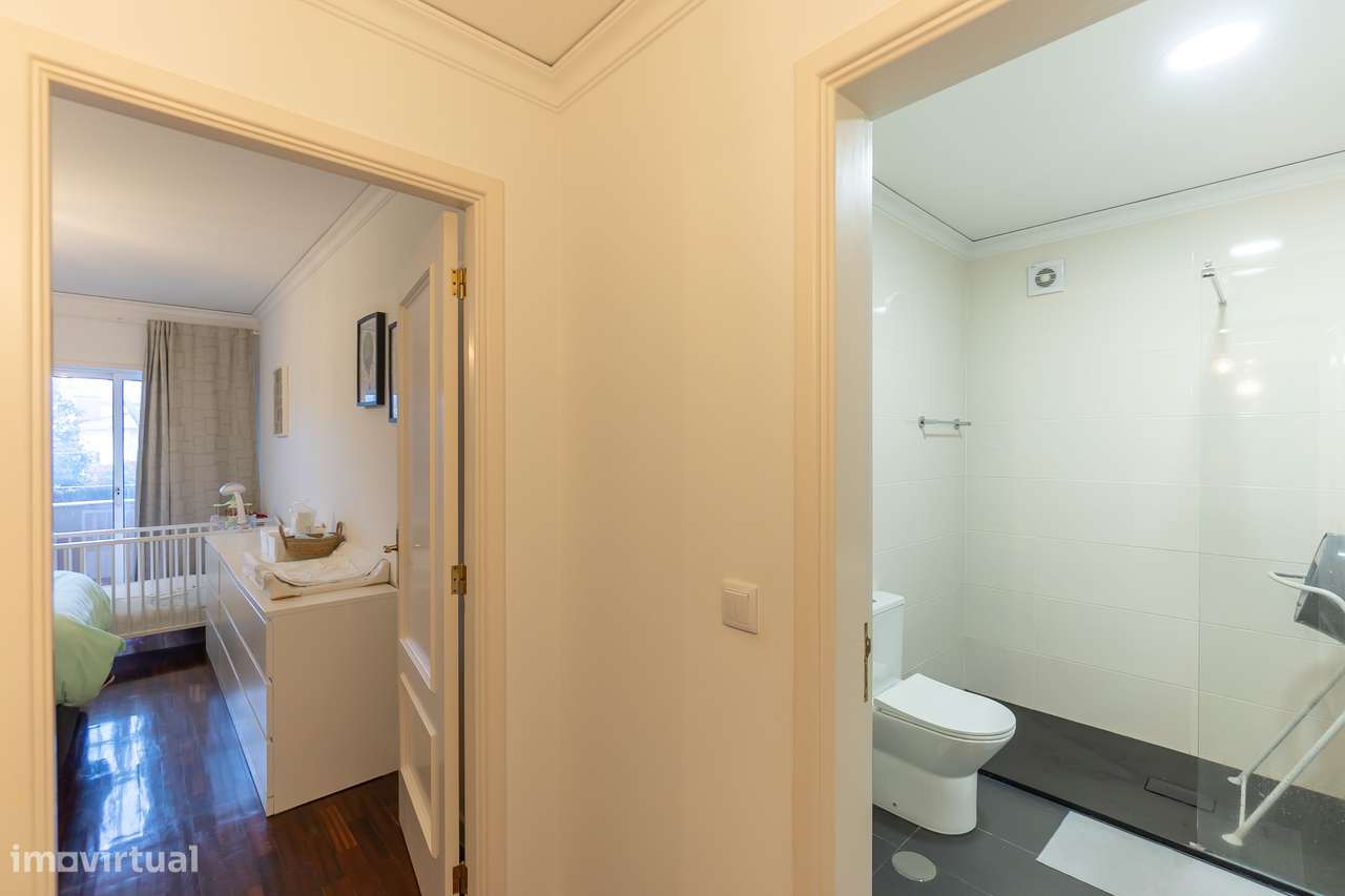 T1 com 2 varandas e lugar de garagem na Madalena-12