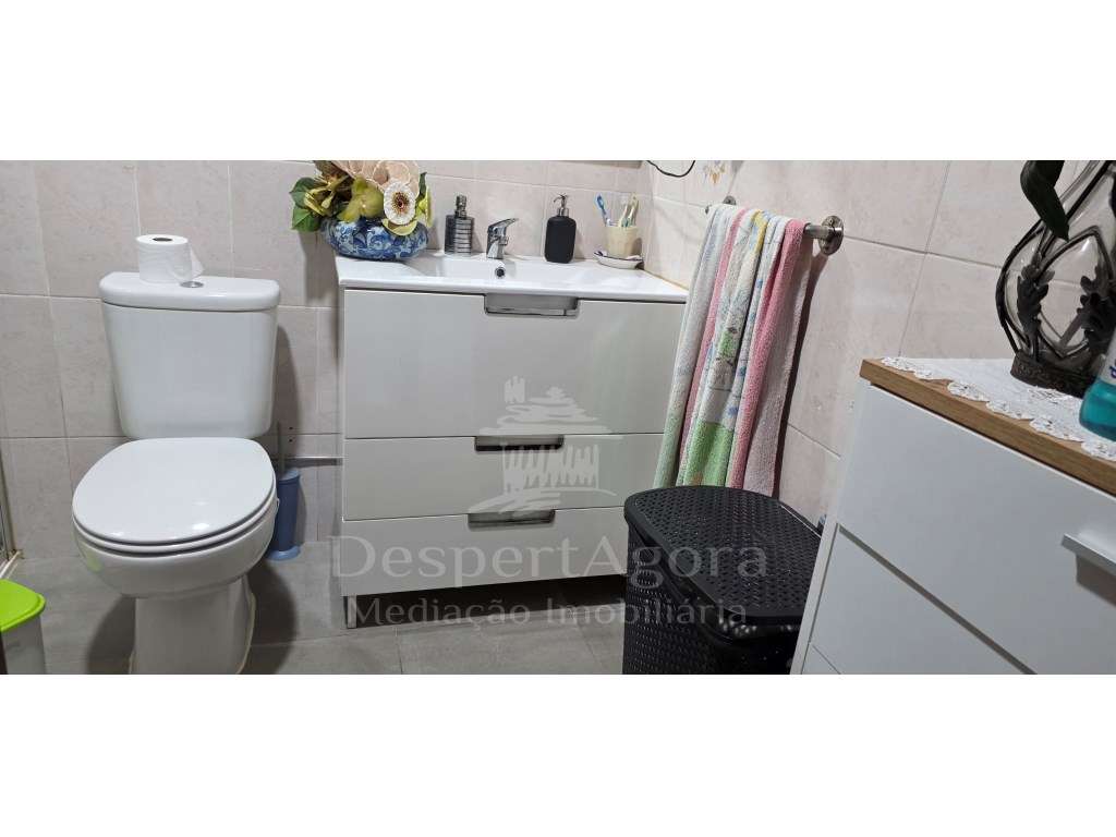 Apartamento T2 com Sótão, Varanda e Marquise - Junto a Escolas e Tr... - Grande imagem: 2/8