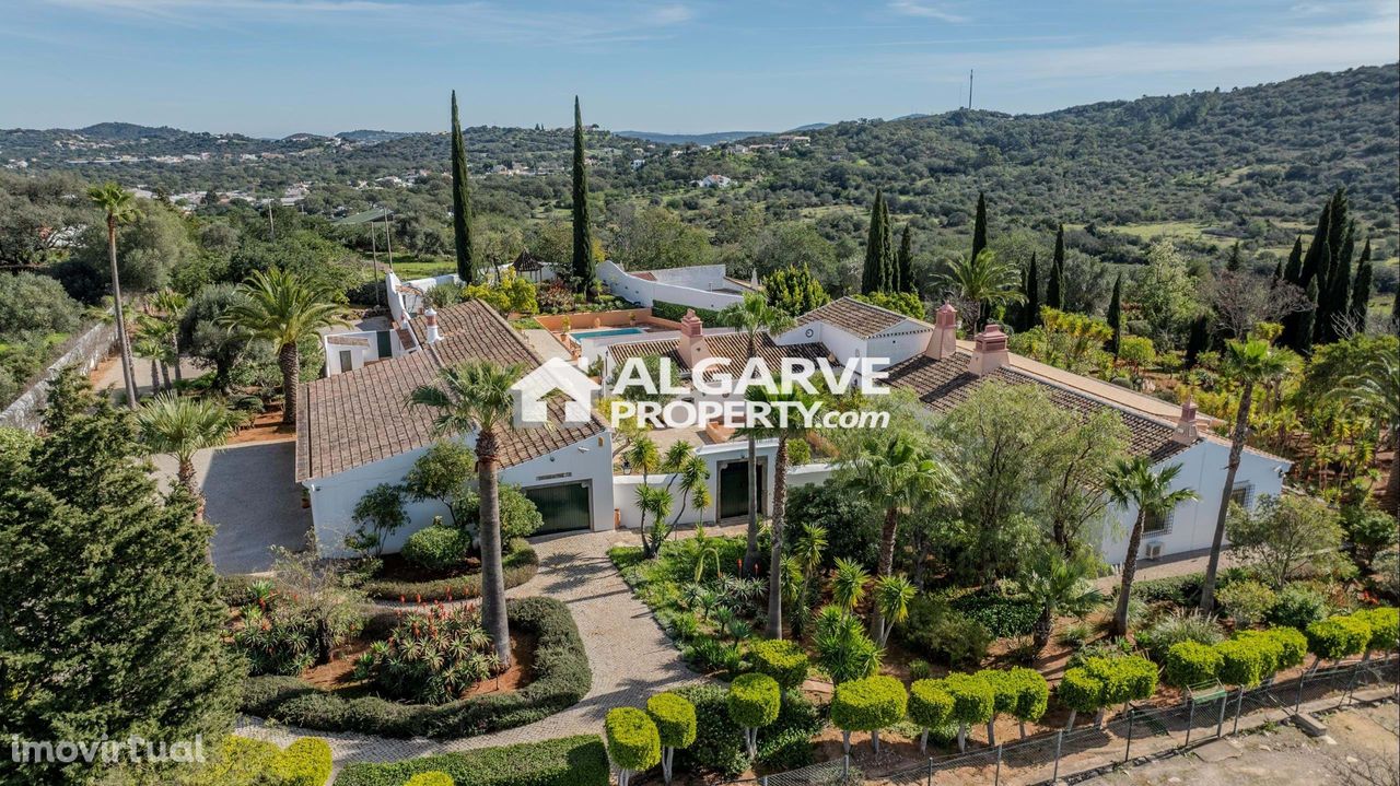 Quinta Luxuosa com Vistas Panorâmicas, Acomodação Ampla e Piscina Pri