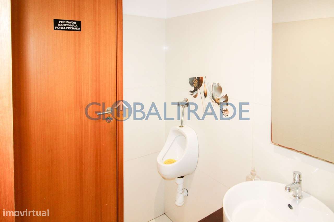 Trespasse de Confeitaria com espaço comercial equipado-23