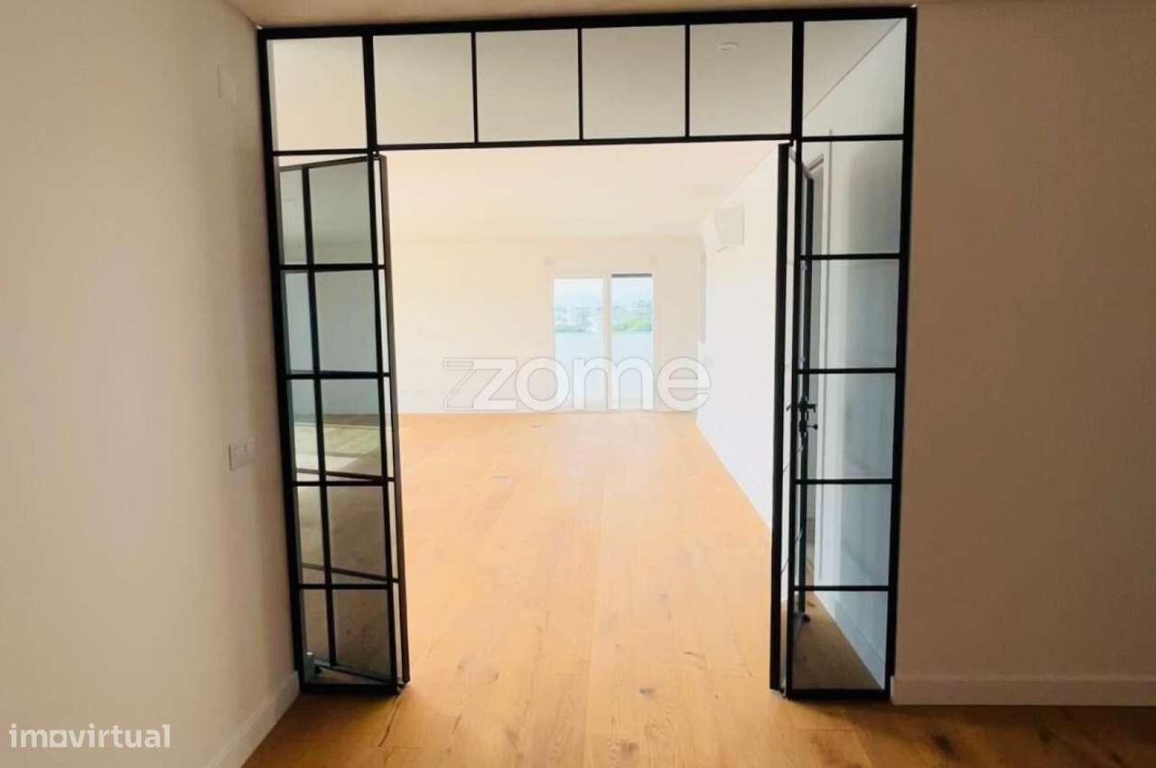 T3 Duplex + T0 no R/C - Terraço, Garagem e Arrecadação - Grande imagem: 3/42