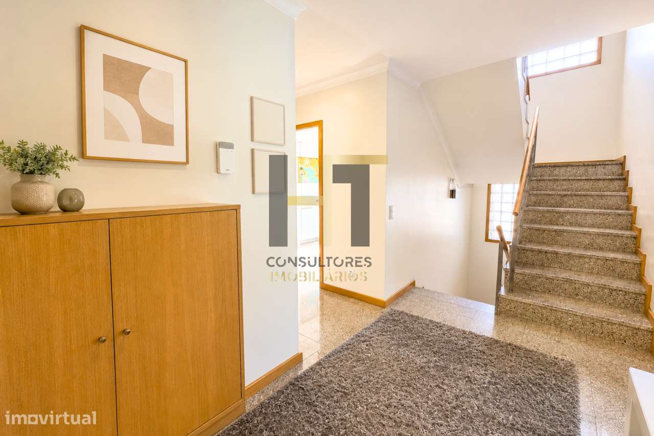 Moradia T3 | 4 Frentes | Piscina, Suite c/ Closet, Garagem 3 Carros |-10