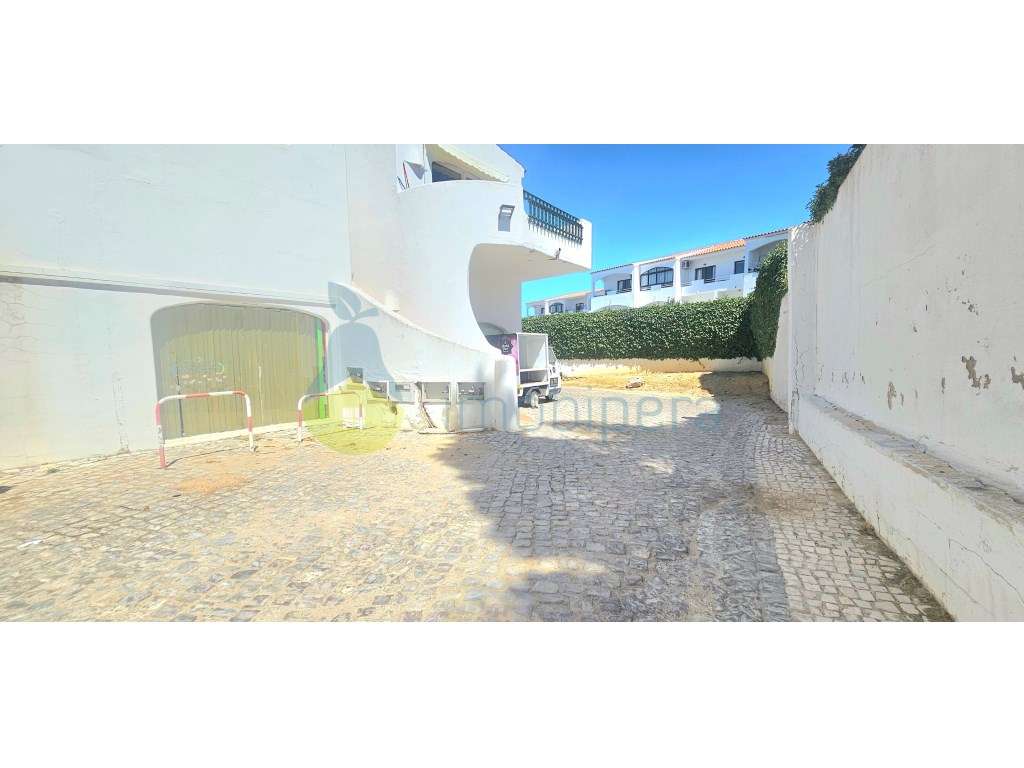 Excelente apartamento localizado, num 1º andar, na famosa Avenida D...-24