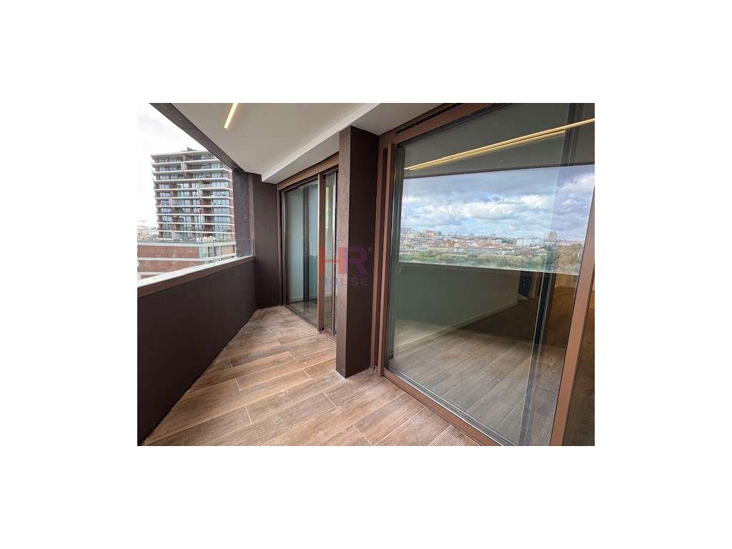 Arrenda -se T1 com lugar de garagem coberto e piscina comum. - Grande imagem: 4/12