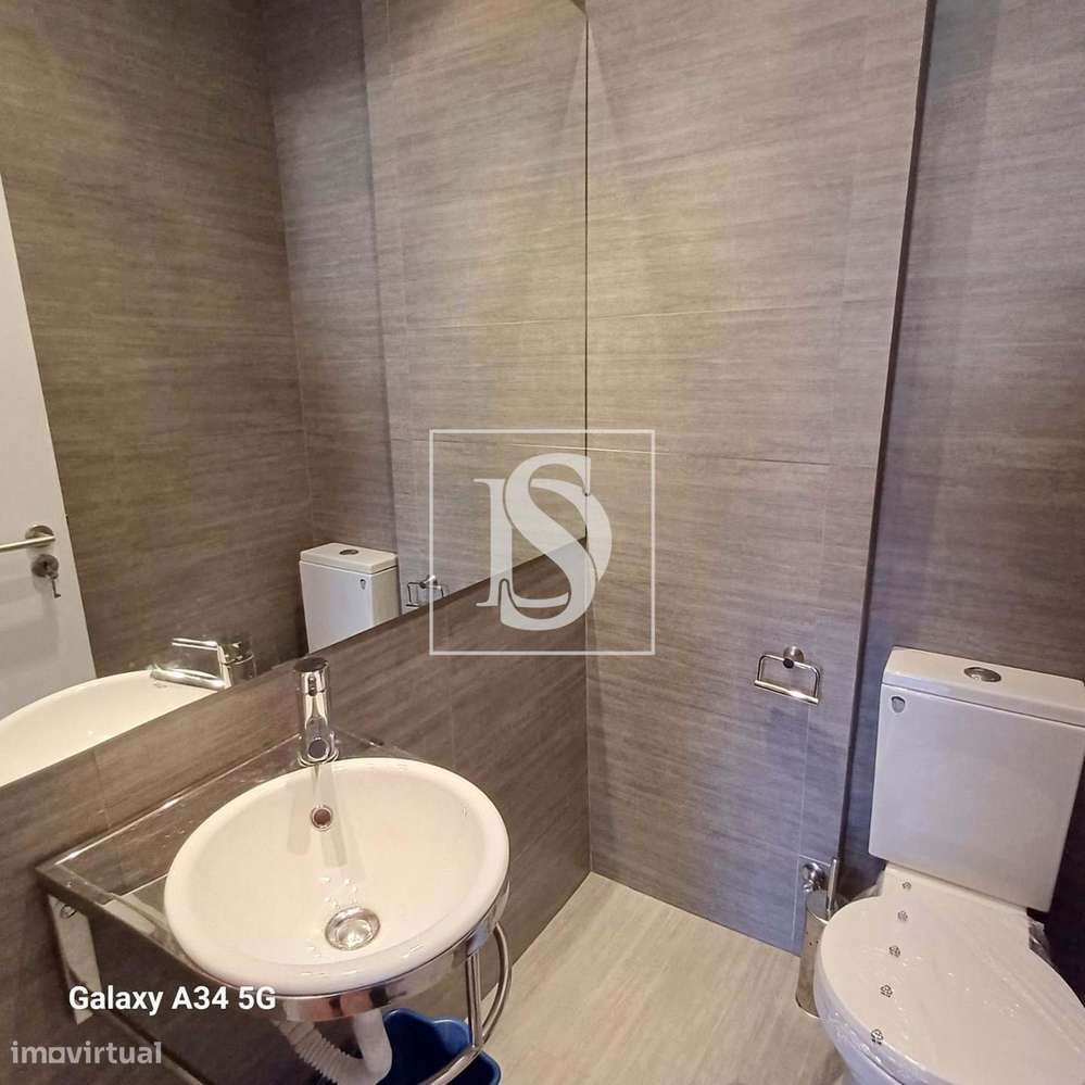 Excelente T2 com terraço e garagem em Box-21