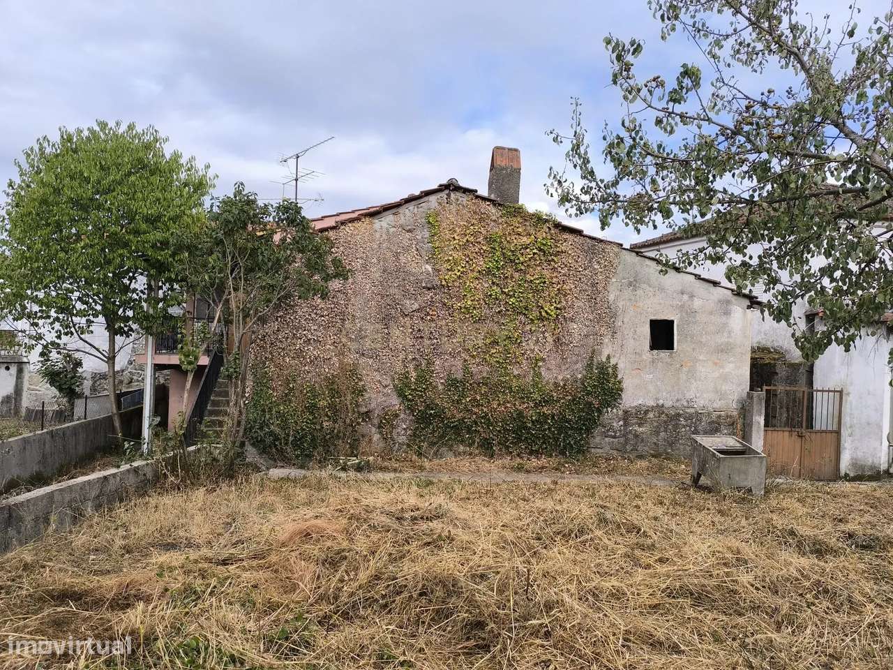 Casa de dois pisos com terreno-15