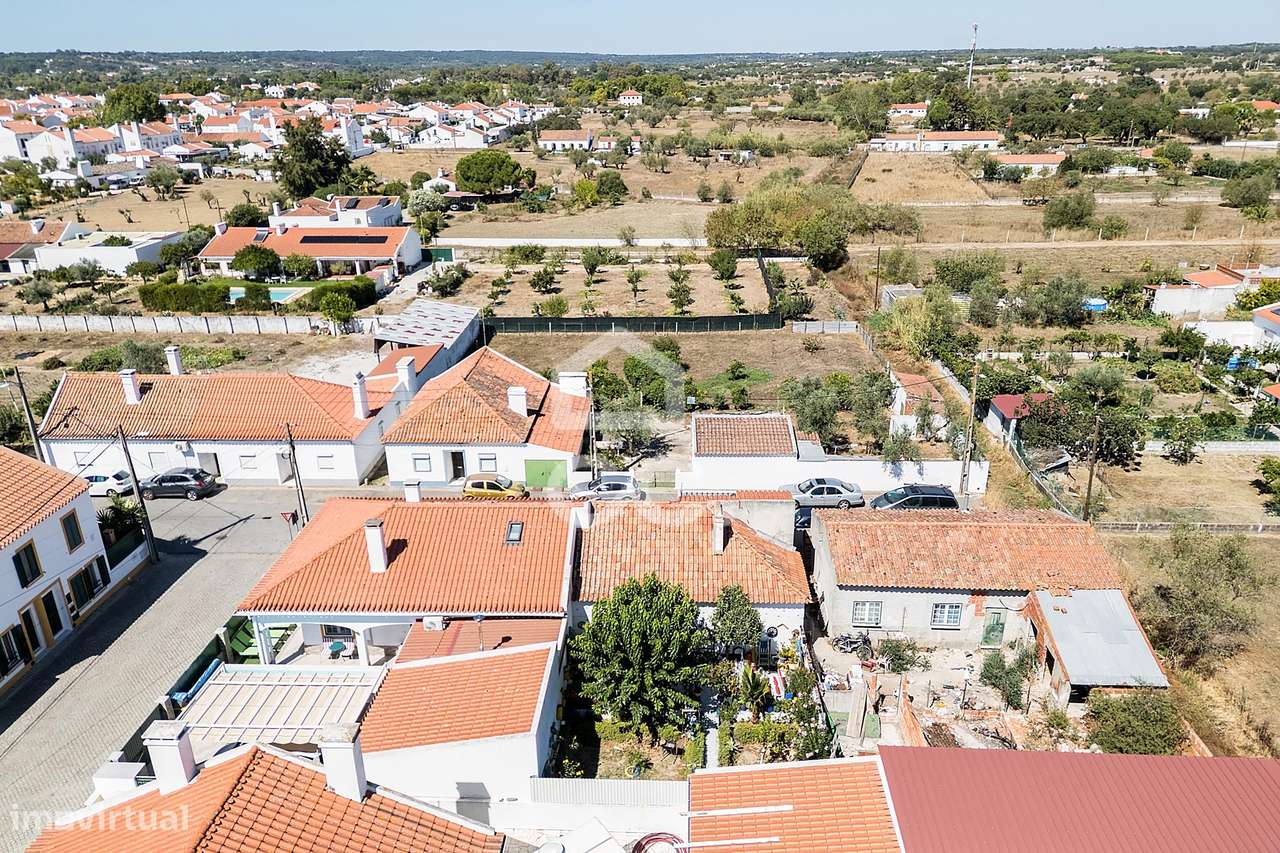 Moradia T3 c/ Quintal, Terraço e Aproveitamento de Sótão nos Canaviais-25