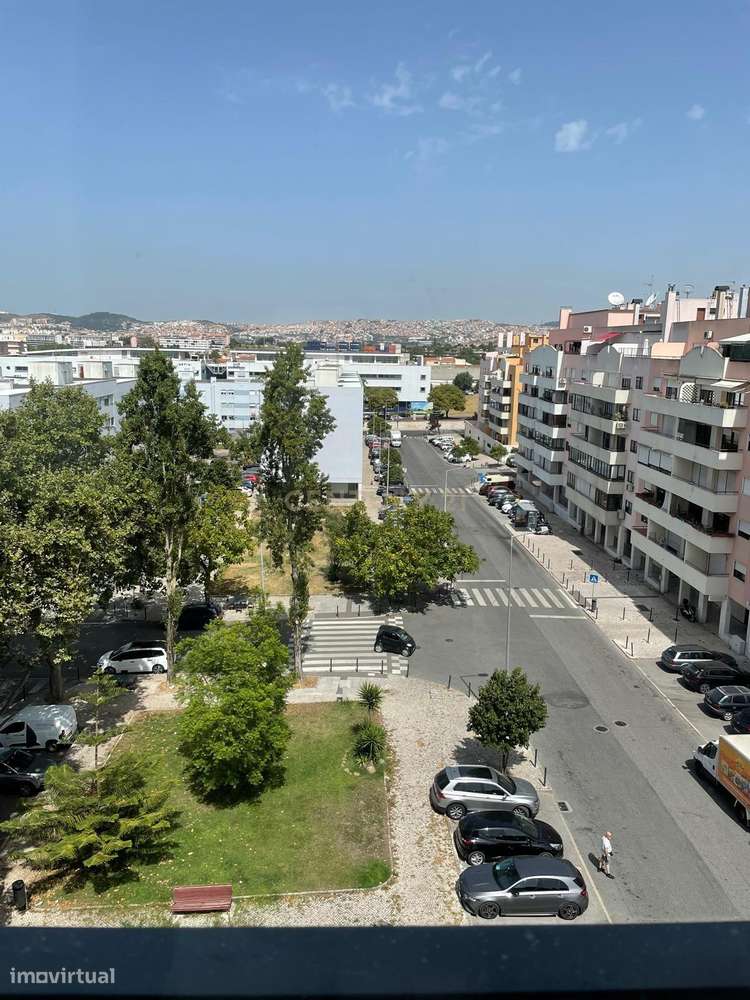 Apartamento T3 com 2 Garagens e Arrecadação em Telheiras - Grande imagem: 2/21