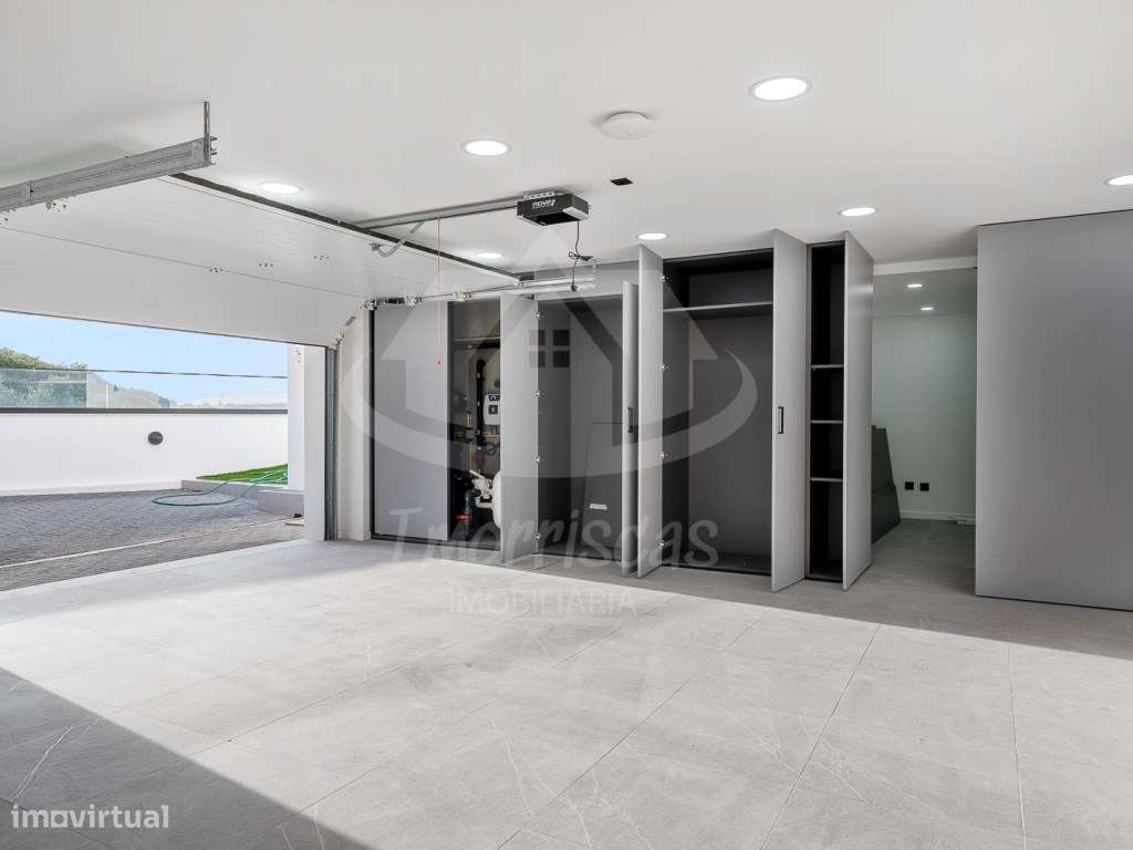 Moradia T4 com piscina e vista panorâmica em São João da Talha-46