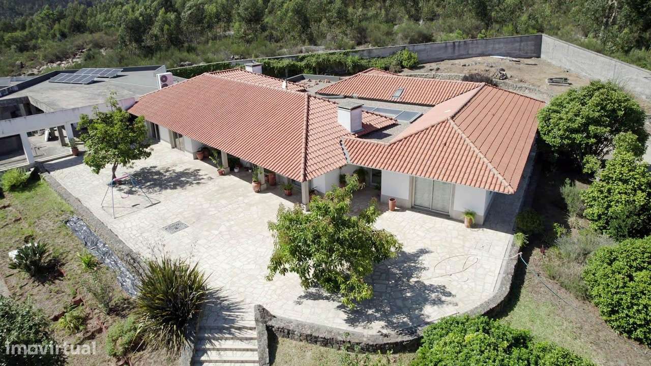 Moradia Térrea de 596m2 em Terreno de 10.000m2 | Paços de...-1
