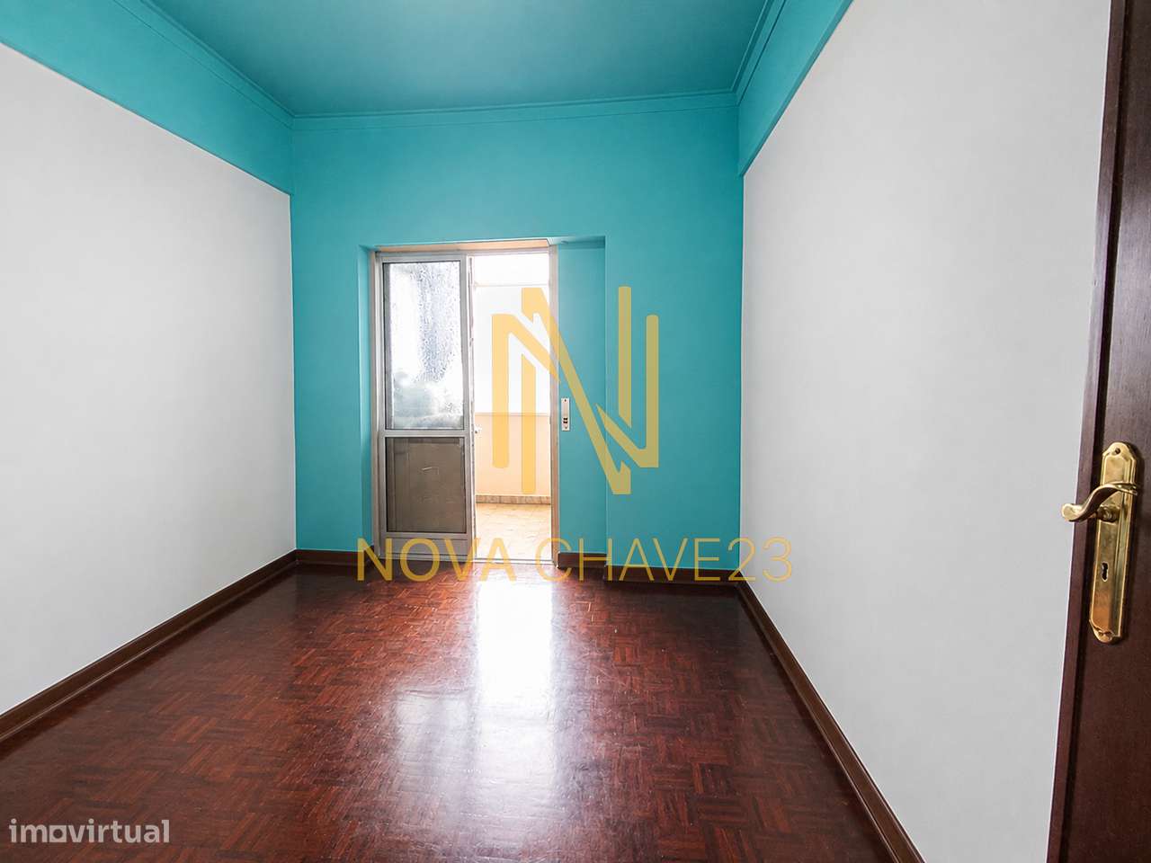 Apartamento T2 na Av. Bons Amigos | 9.º Andar | Varandas Fechadas-22
