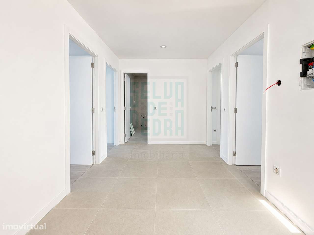 Última Moradia V4 de 3 Frentes com Garagem para 3 Viaturas | Vila Nov-5