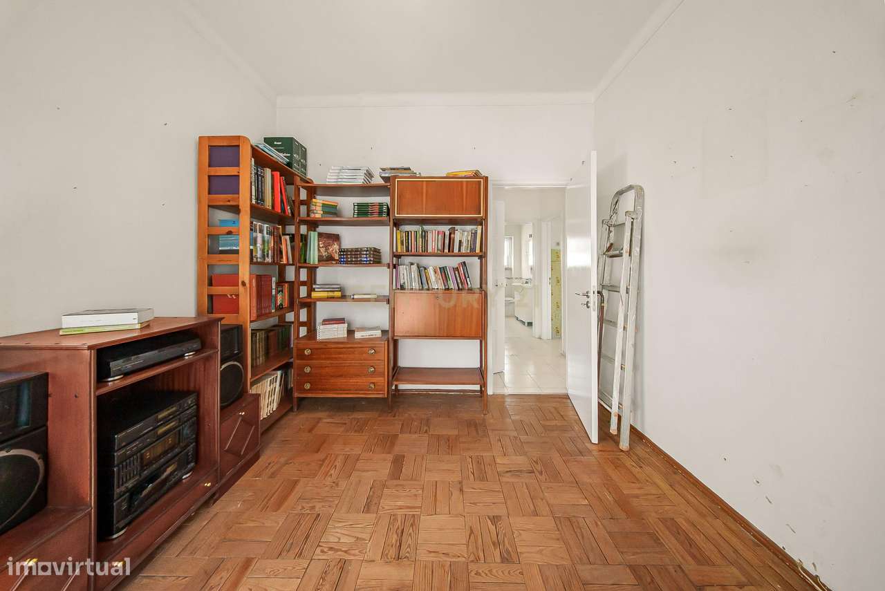 Moradia T4 com Churrasqueira, Jardim e Garagem – Excelente Exposição S-12