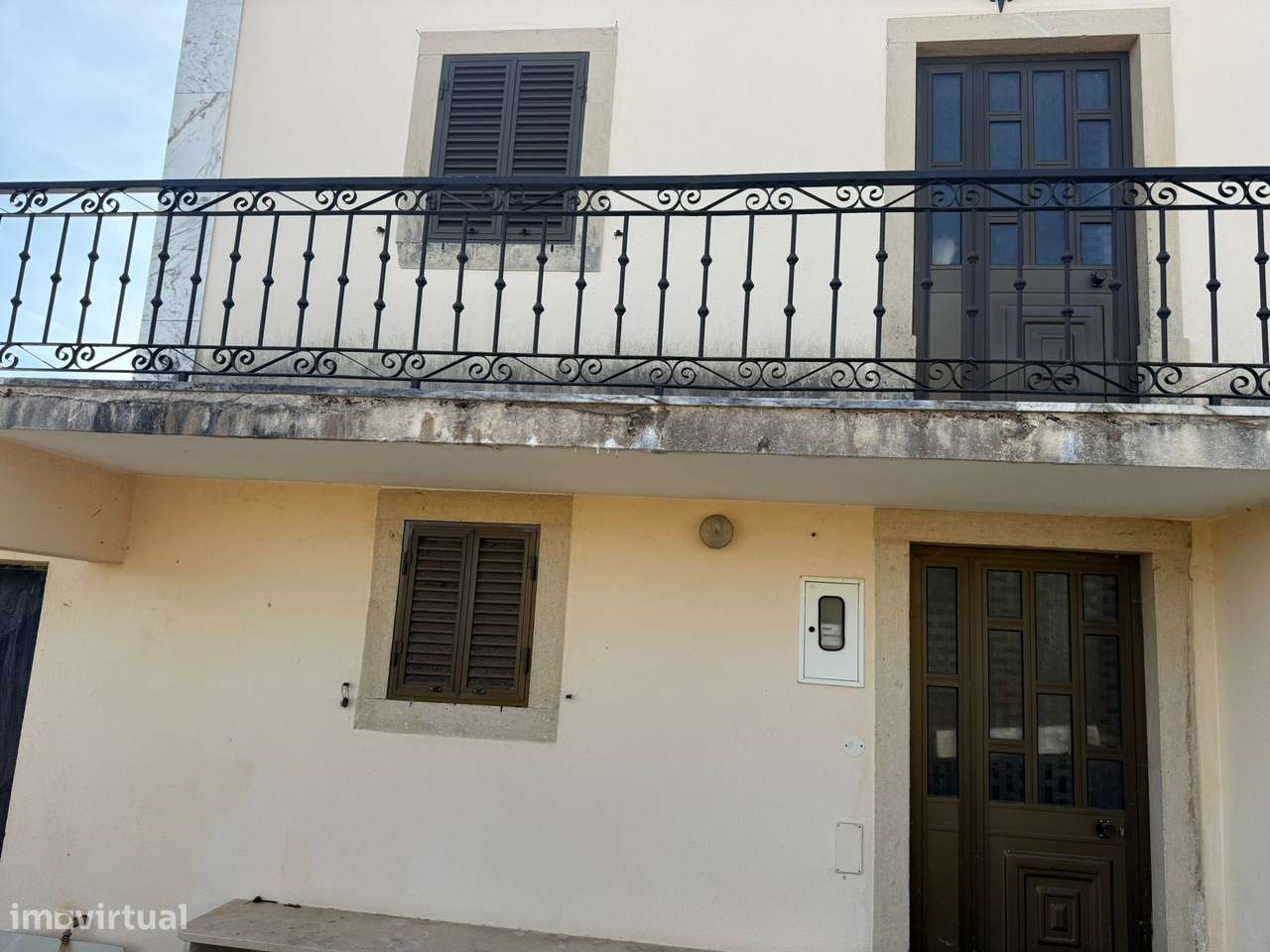 Moradia antiga com terreno, furo de agua e painéis solares aquecimento-8