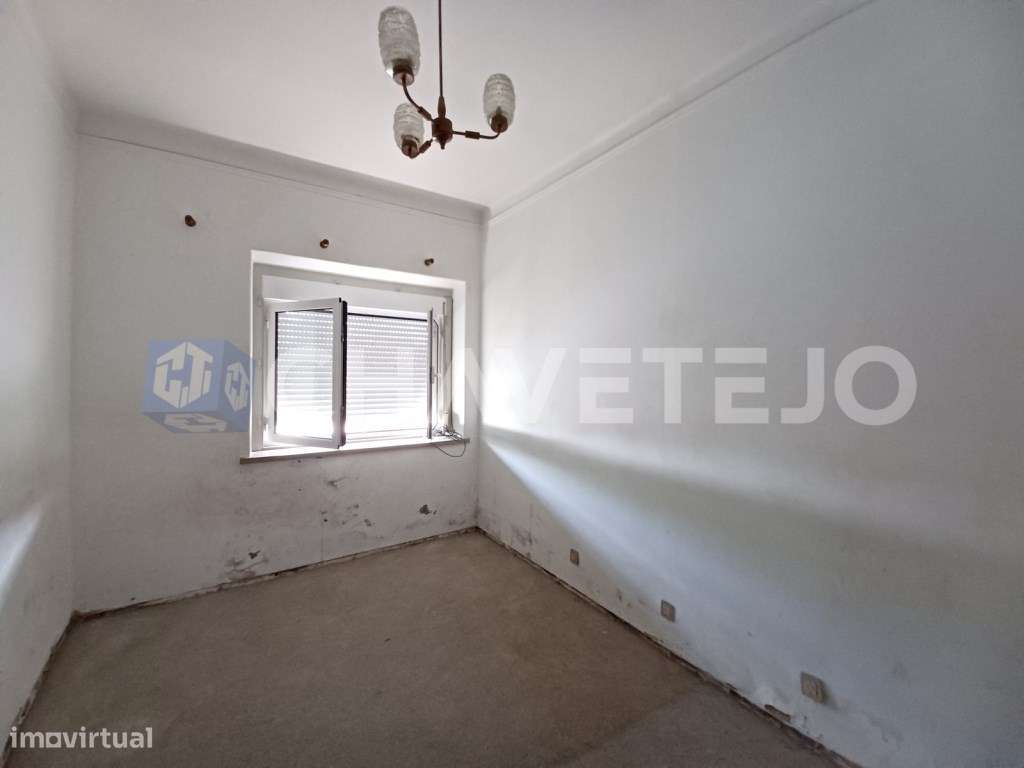 Moradia T3 em fase de remodelação com garagem e anexos a 10 minutos... - Grande imagem: 4/18