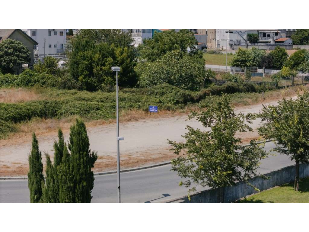 Terreno junto às Piscinas e Parque de Freamunde-7