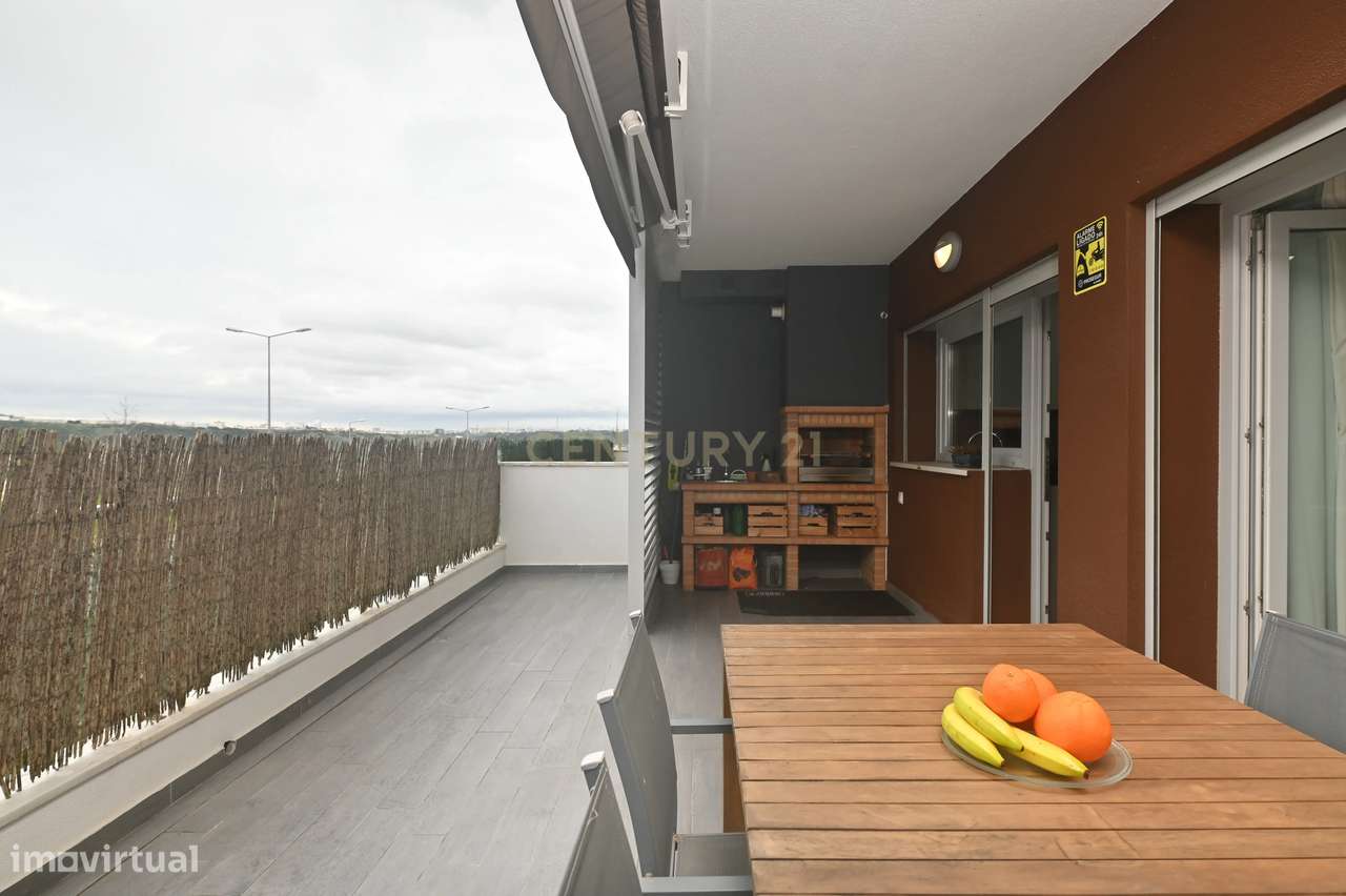 Elegante T2 com 2 Amplos Terraços e parqueamento  para Carro Elétrico-14