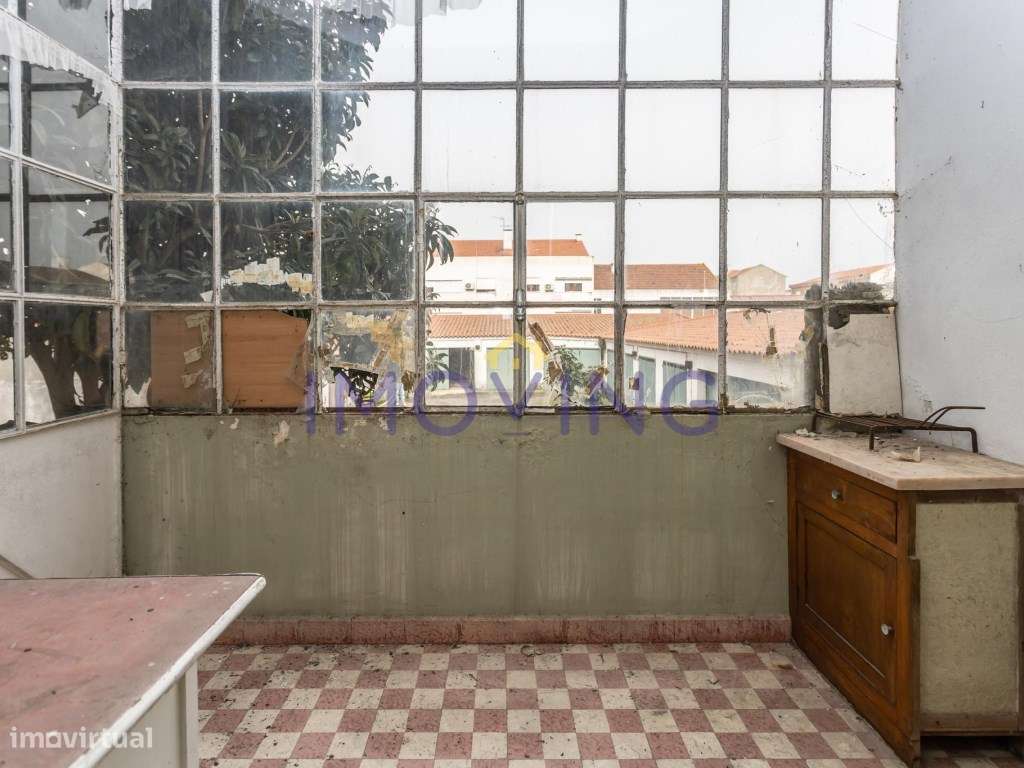 Prédio, moradia e garagens para Investimento-22