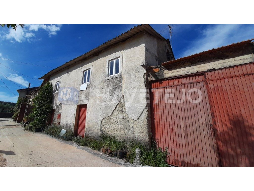 Casa antiga geminada em pedra para reconstruir, situada p...