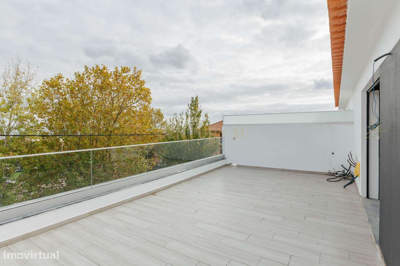 Apartamento T2 Novo com Vista Panorâmica em Loures-46