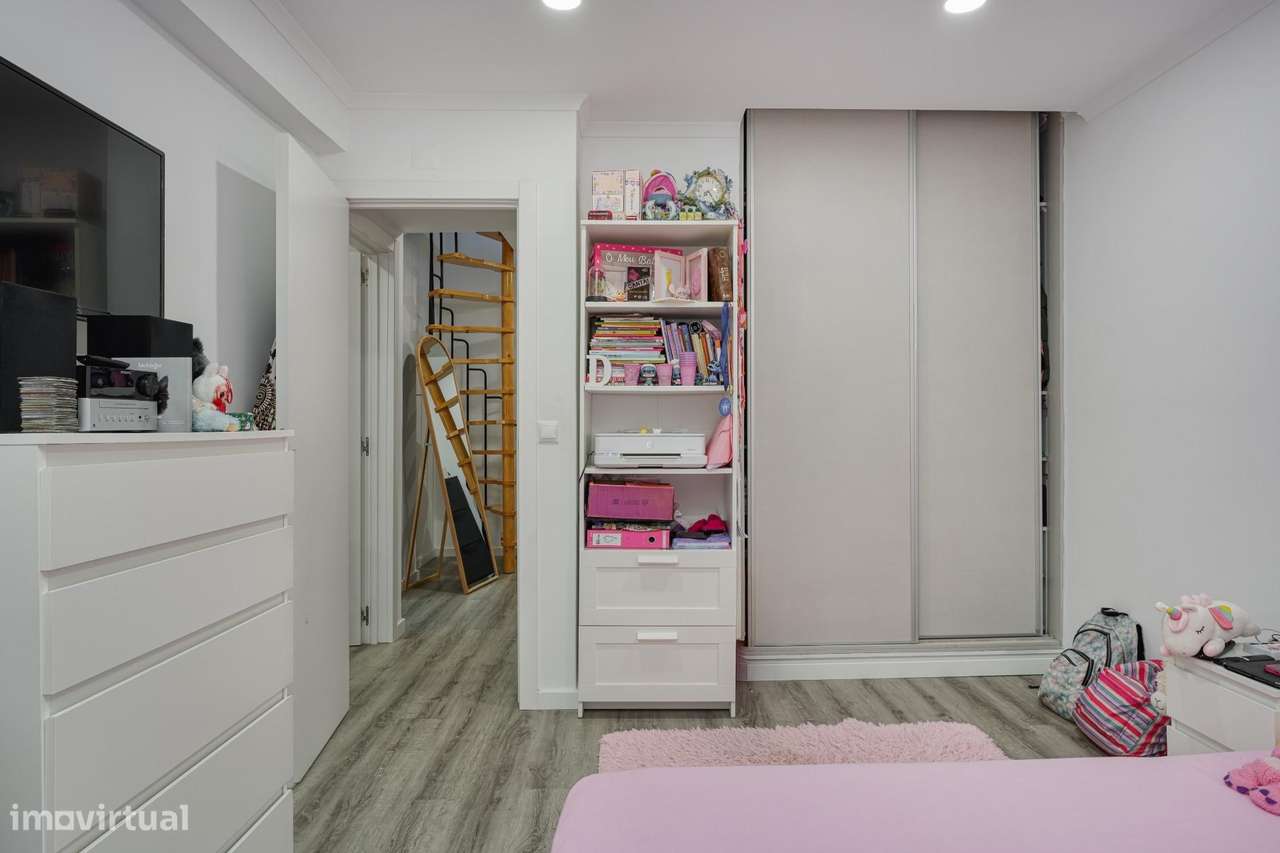 Apartamento T2+1 Totalmente Remodelado no Casal do Marco, Seixal-16