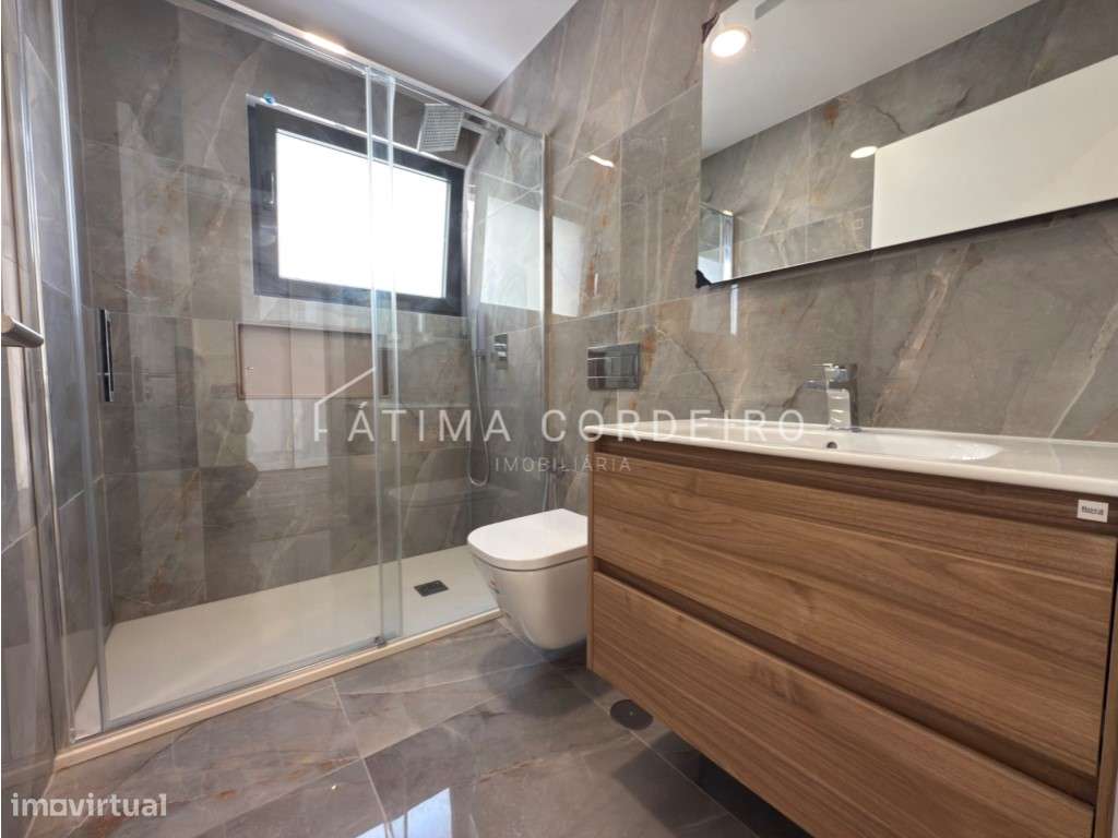 T4 de Luxo com Terraço de 115 m² no Coração de Almada-7