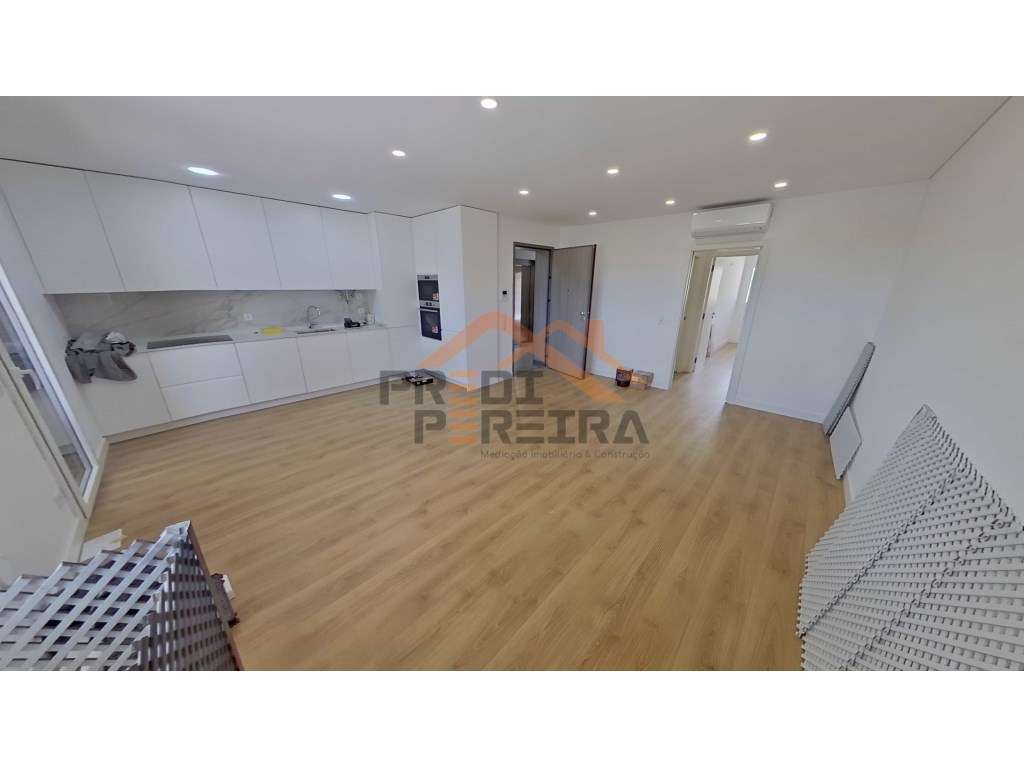 Apartamento T3, localizado em Santo António dos Cavaleiros.-16