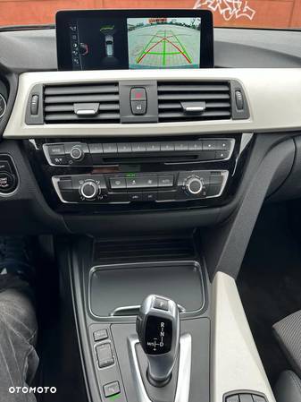 BMW Seria 3 320d Touring xDrive - 14