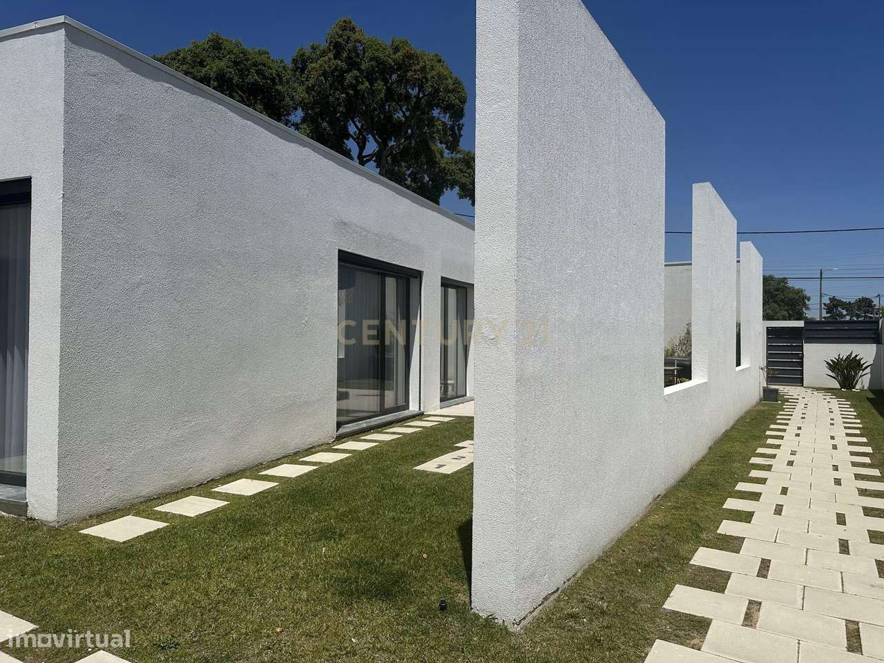 Moradia Térrea com Piscina aquecida e excelente jardim. Localizada em-8