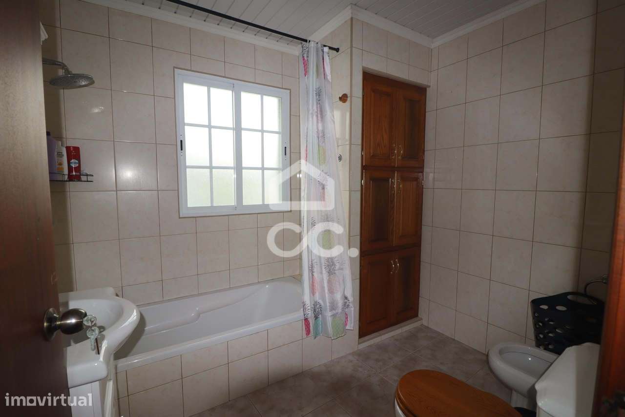 Moradia com 4 Quartos - Achadinha - Nordeste-13