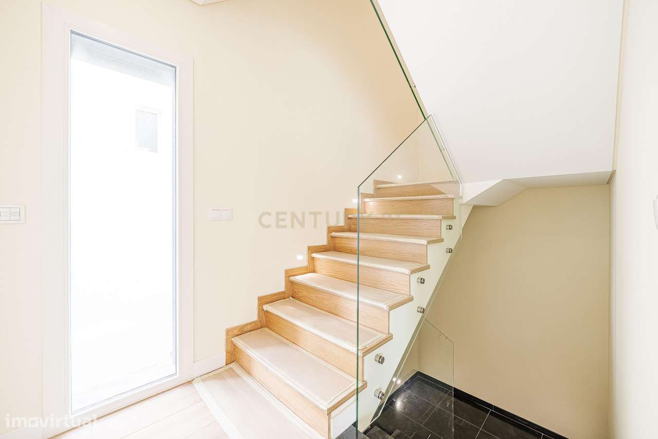 Moradia T4+1 Contemporânea com Piscina-26