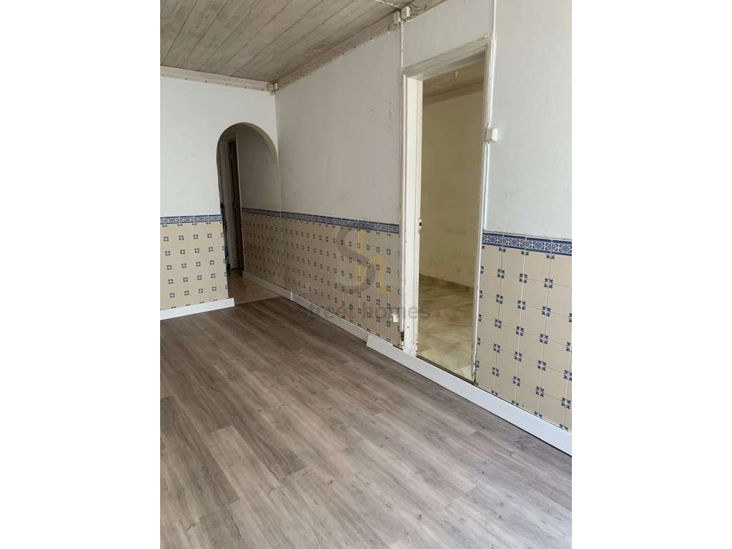 Prédio com dois pisos independentes para recuperação total-1