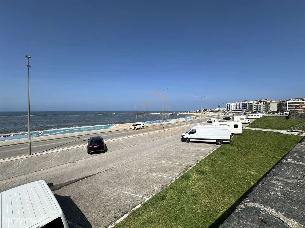 Moradia p/ restaurar c/ vista mar-28