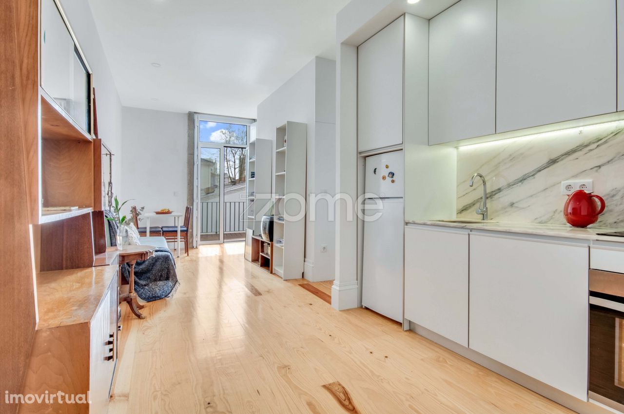 Apartamento T0+1, com terraço, junto ao Metro dos Combatentes, Porto