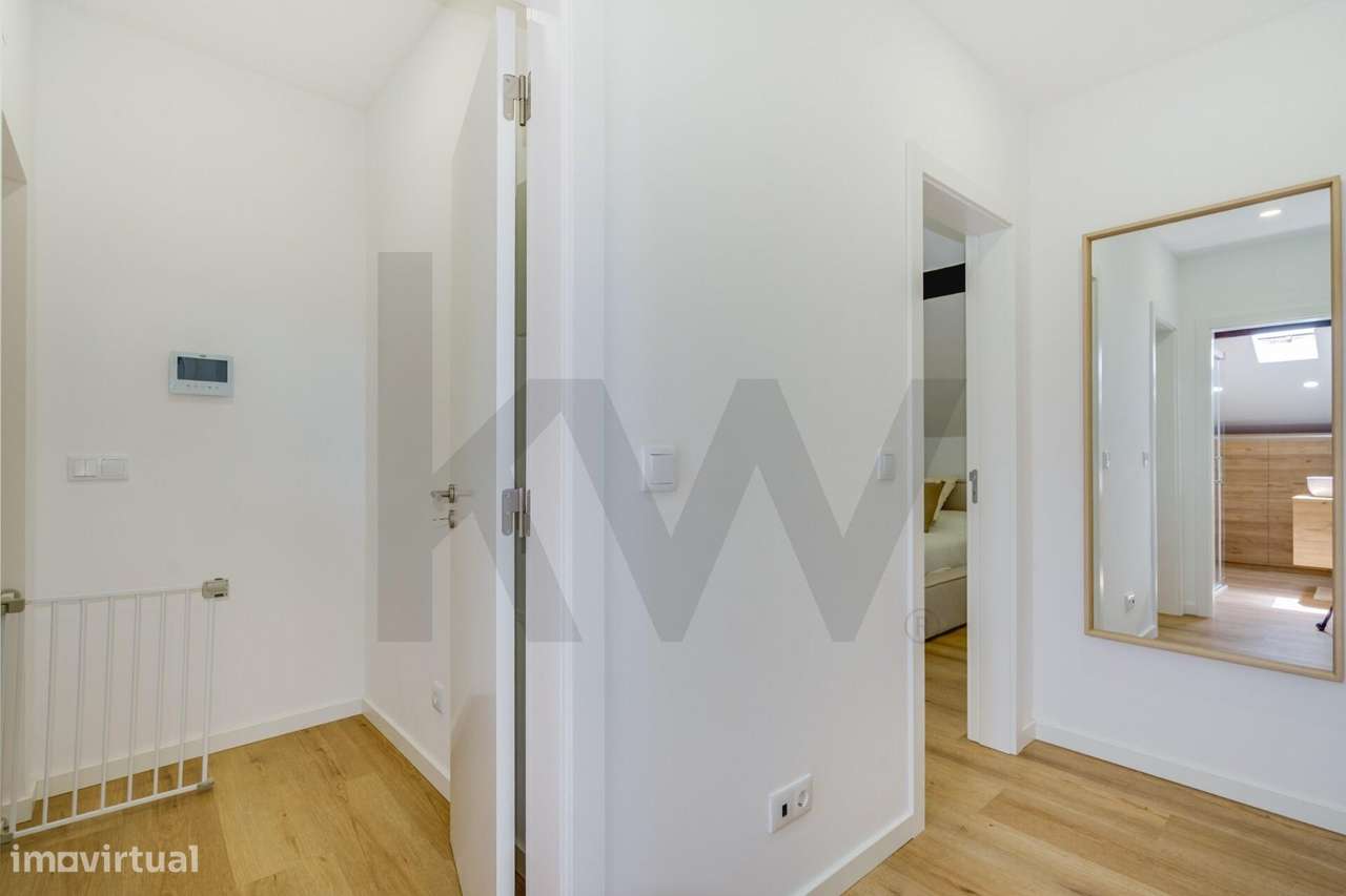 Fabulosa Moradia T4 com Piscina e Espaço Exterior-22
