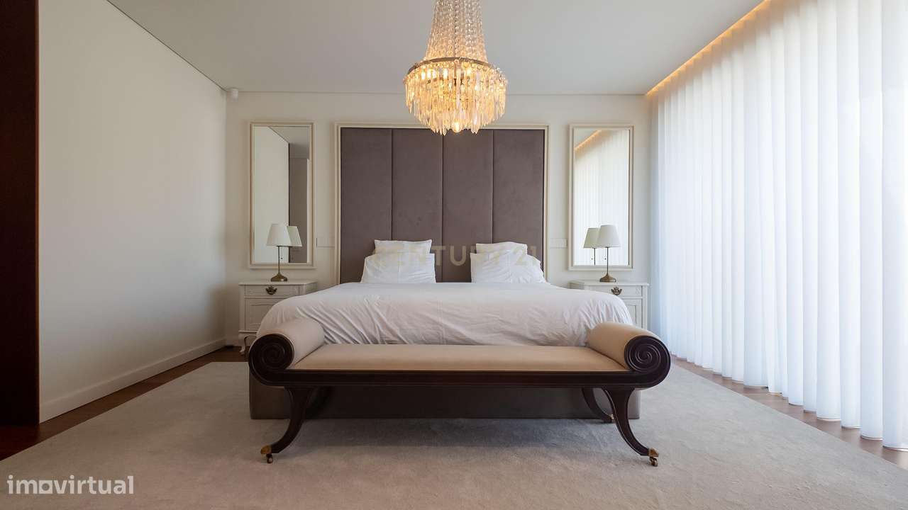 Moradia de Luxo | Construída em 2023 | Design Contemporâneo com Piscin-12