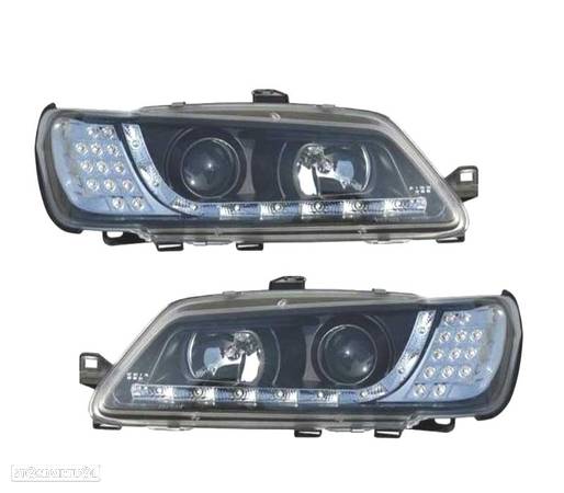 FARÓIS COM LUZ DIURNA LED PARA PEUGEOT 306 97-00 FUNDO PRETO - 1