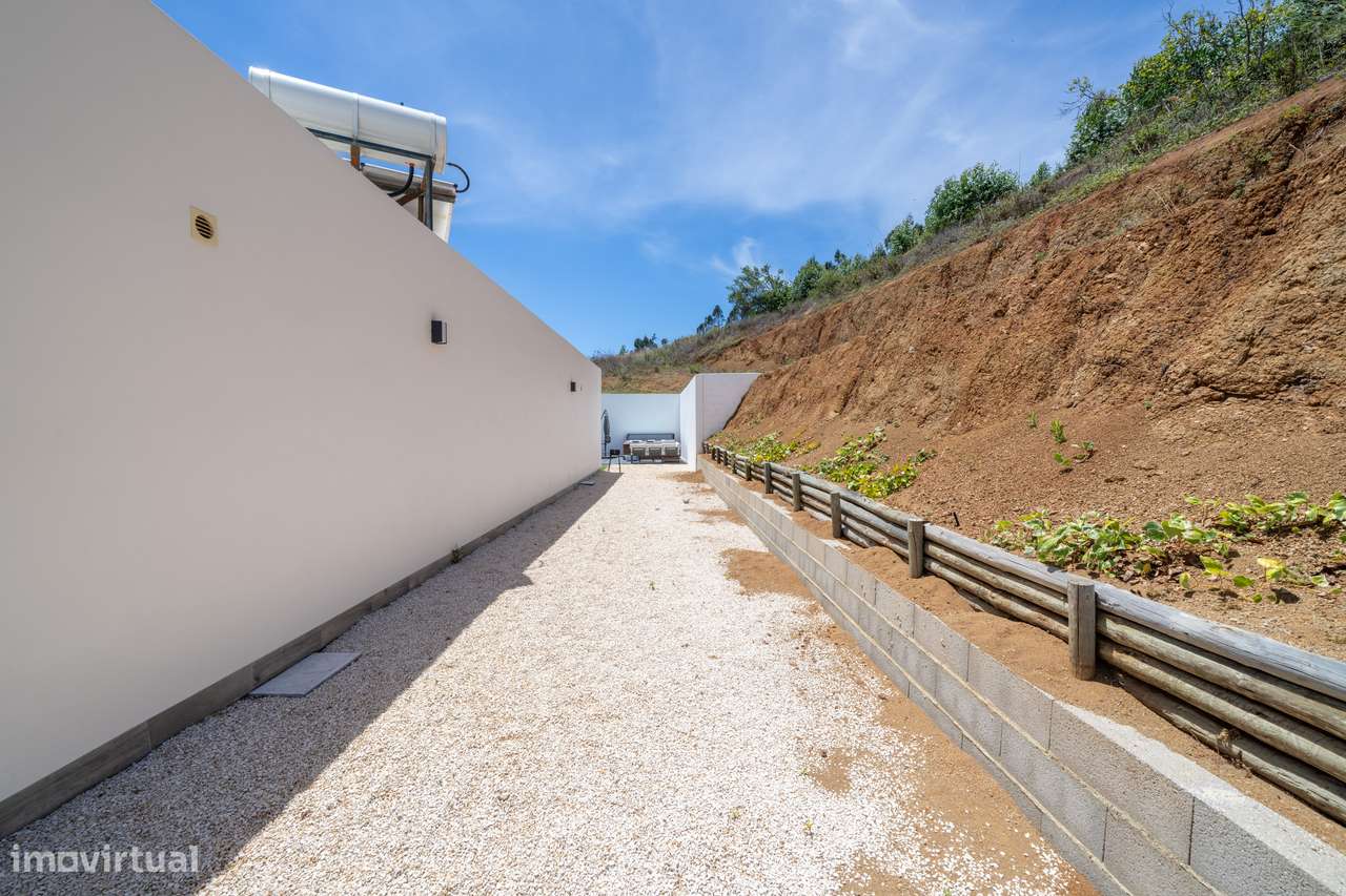 Moradia independente à venda na Estrada Velha da Avessada, 2665-43