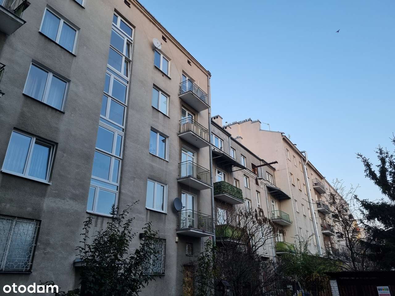 Dwupokojowe w super lokalizacji w kamienicy (do remontu)-0