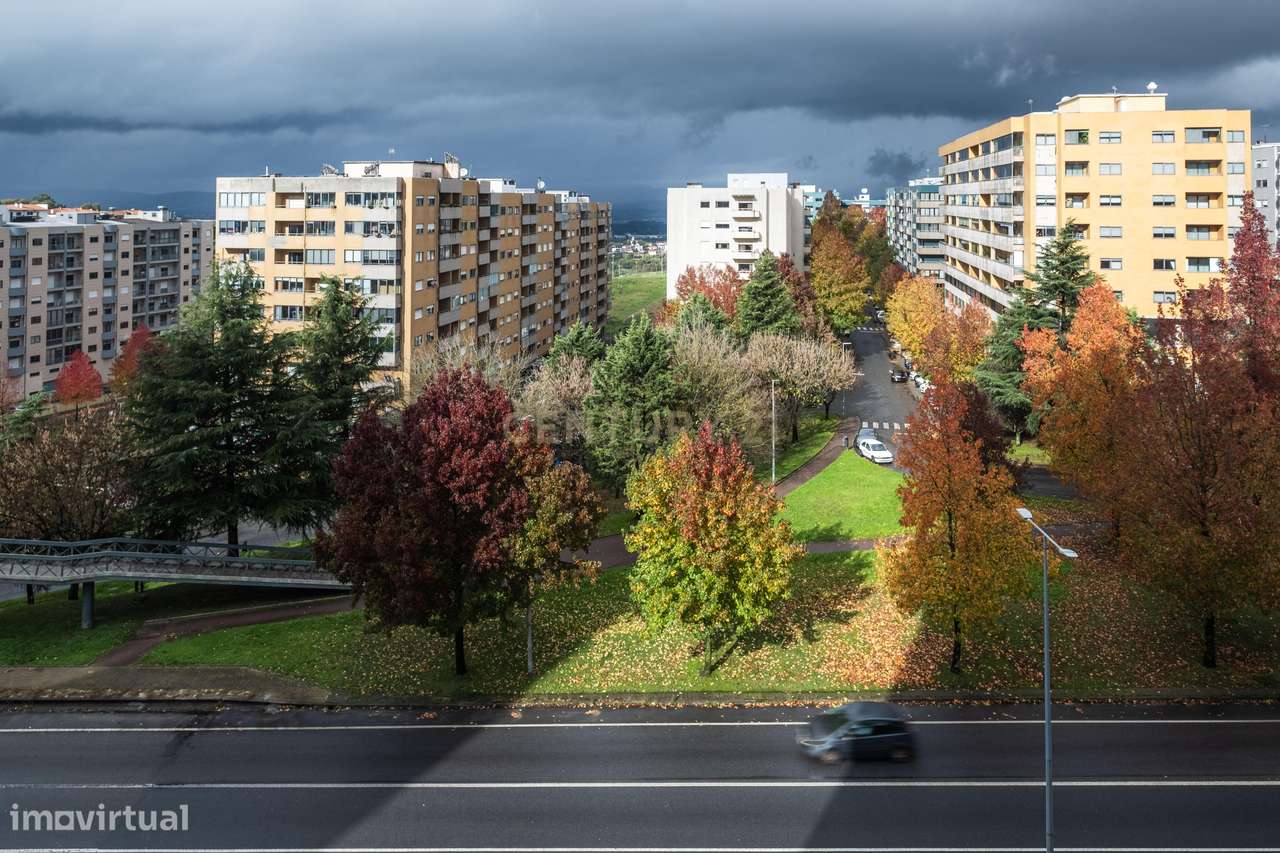 Apartamento T3 Renovado, com aquecimento central, varanda e lugar de g-28