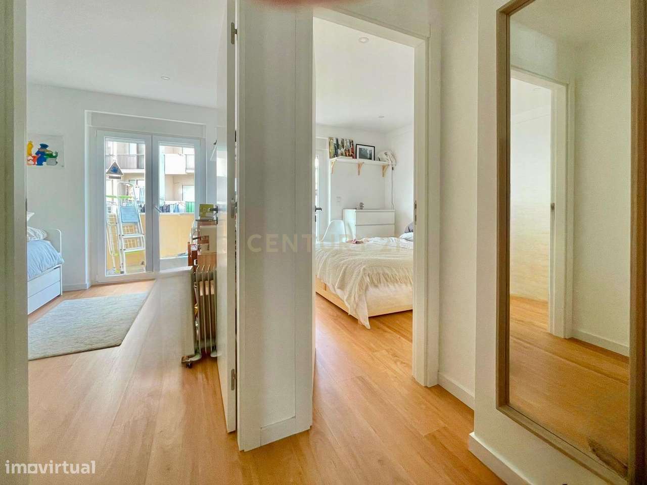 Apartamento T2 com Varanda em Localização Privilegiada-8
