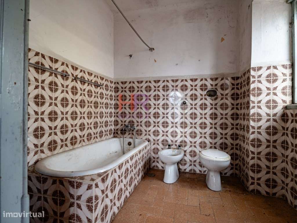 Coimbra, Vende-se Moradia com terreno e jardim.-13